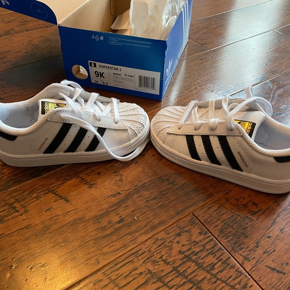 Adidas Shell Toe. - Picture 2 of 2